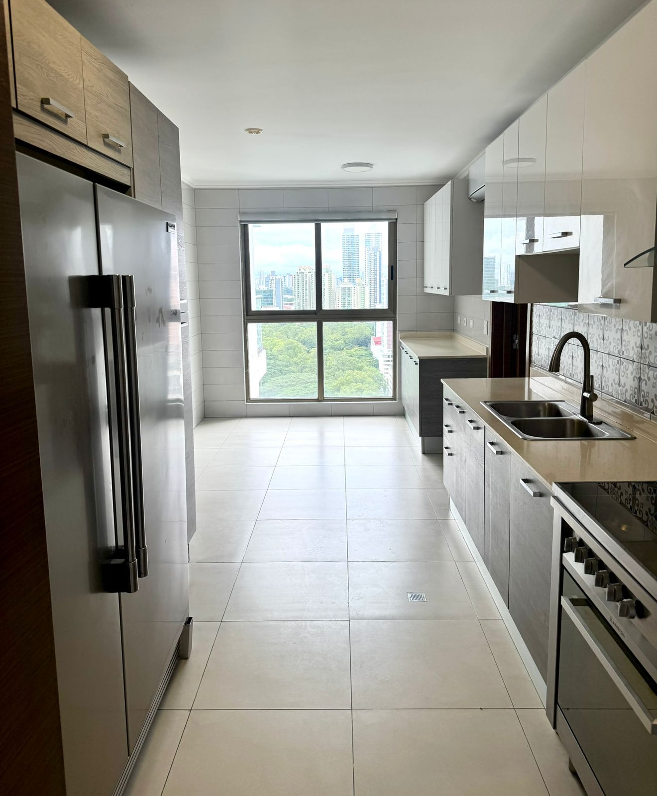 Cocina con línea blanca