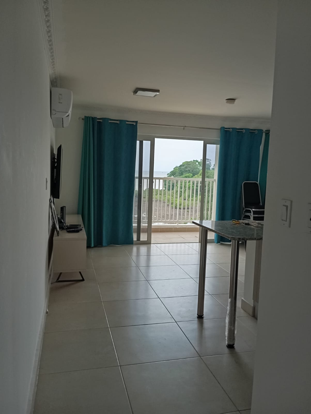 Apartamento Amoblado Playa Dorada Sala vista al mar