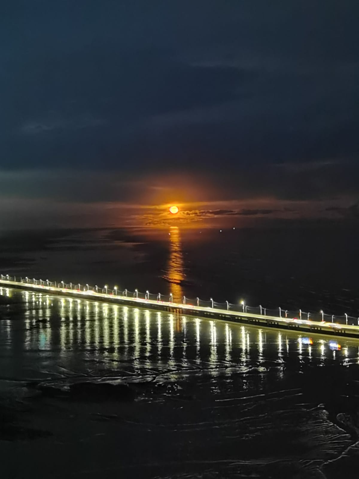 Vista nocturna luna sobre la bahia