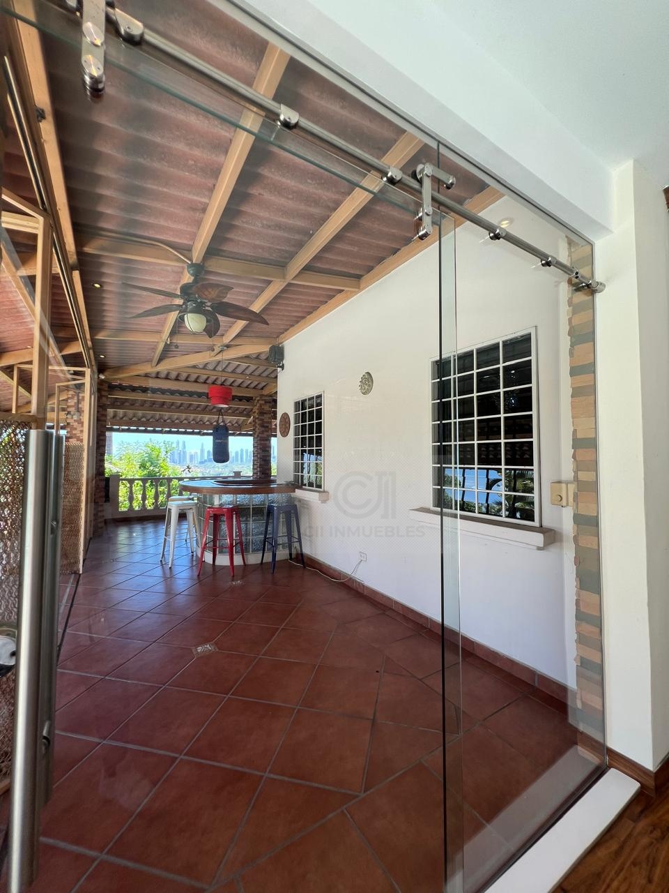 Casa 2 Niveles – Villa Lucre (706 m²)